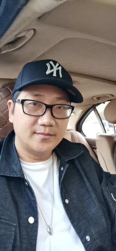 拥抱幸福的第一张照片--泰宁婚介网